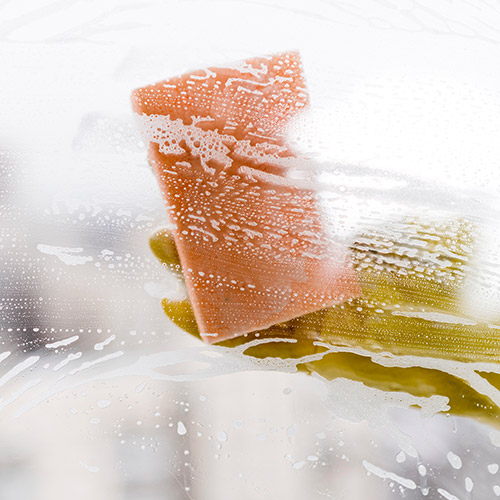 glasreinigung-orangener-schwamm