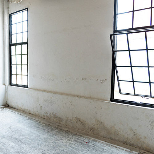 leerer-raum-mit-fenster