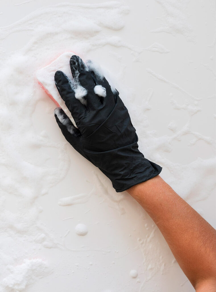 schimmelreinigung-schwarzer-handschuh